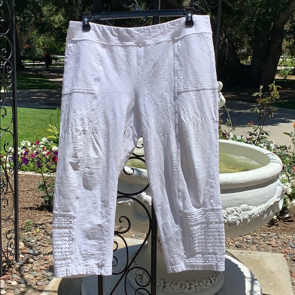 Chico's Pants - Chico’s Like New White Zenergy Pants Size 3